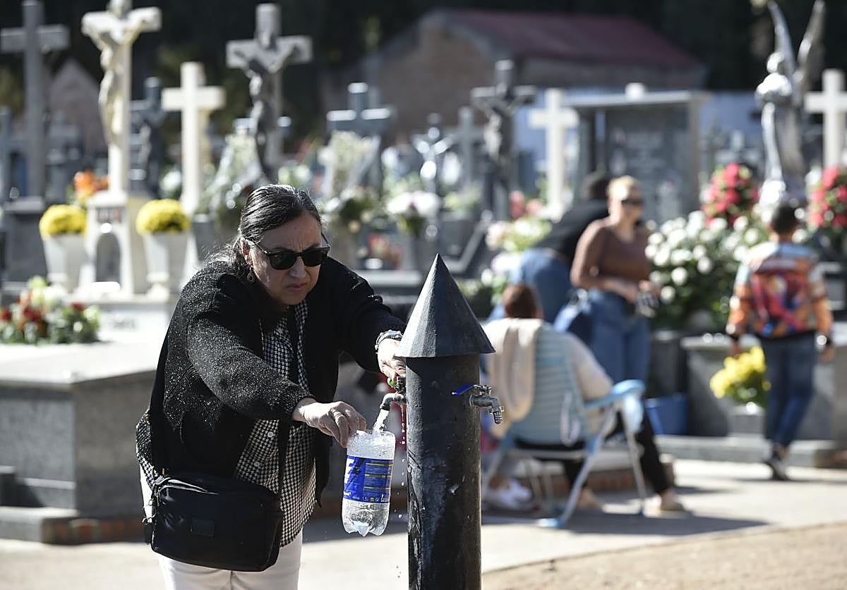 Las imágenes del Día de Todos los Santos en los cementerios de Murcia