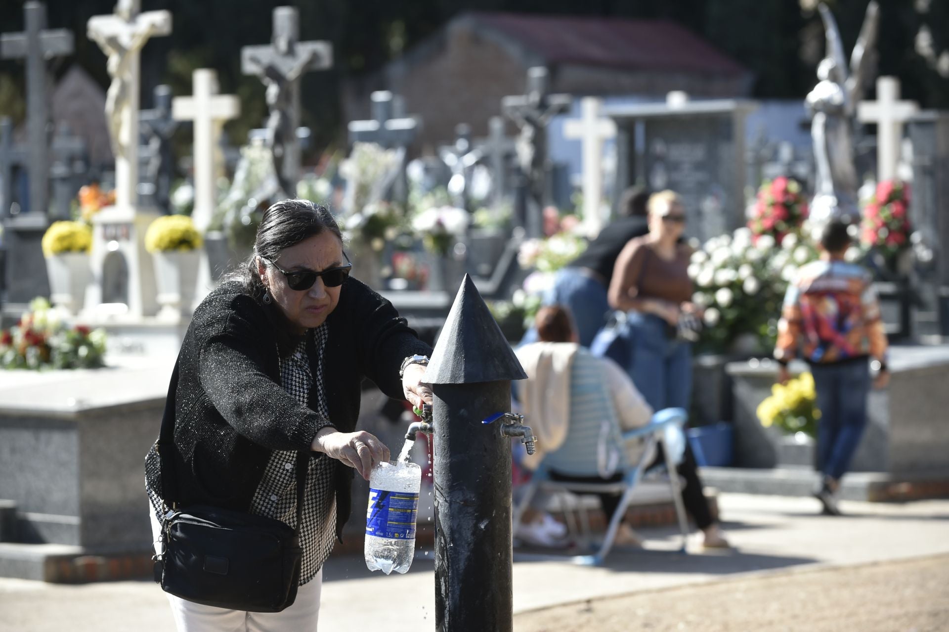 Las imágenes del Día de Todos los Santos en los cementerios de Murcia