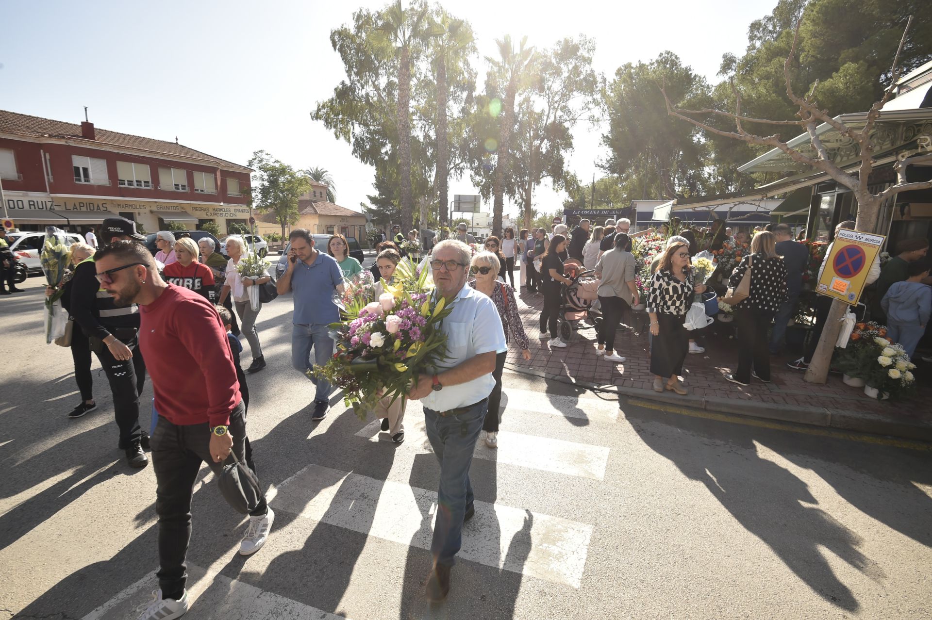 Las imágenes del Día de Todos los Santos en los cementerios de Murcia