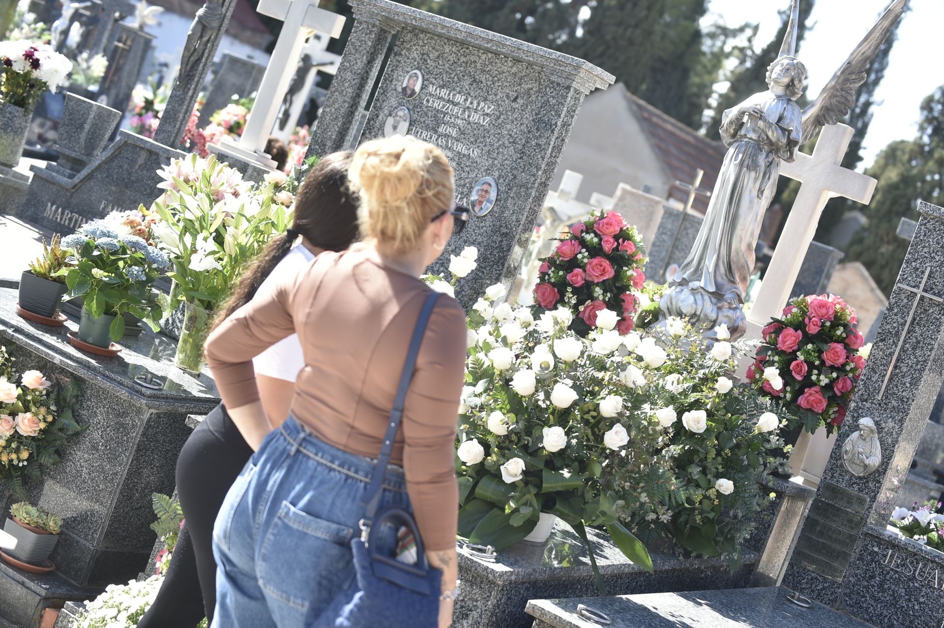 Las imágenes del Día de Todos los Santos en los cementerios de Murcia