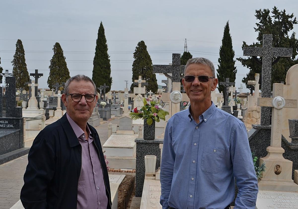 Pedro Martínez Cavero y Klaus Schriewer, en el cementerio de Murcia.