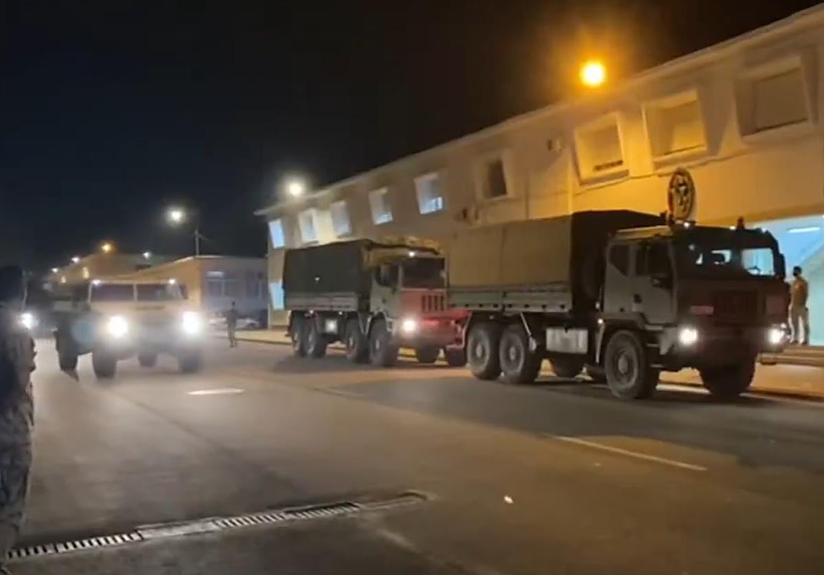 Camiones del Ejército del Aire parten en la madrugada de este viernes hacia Valencia.