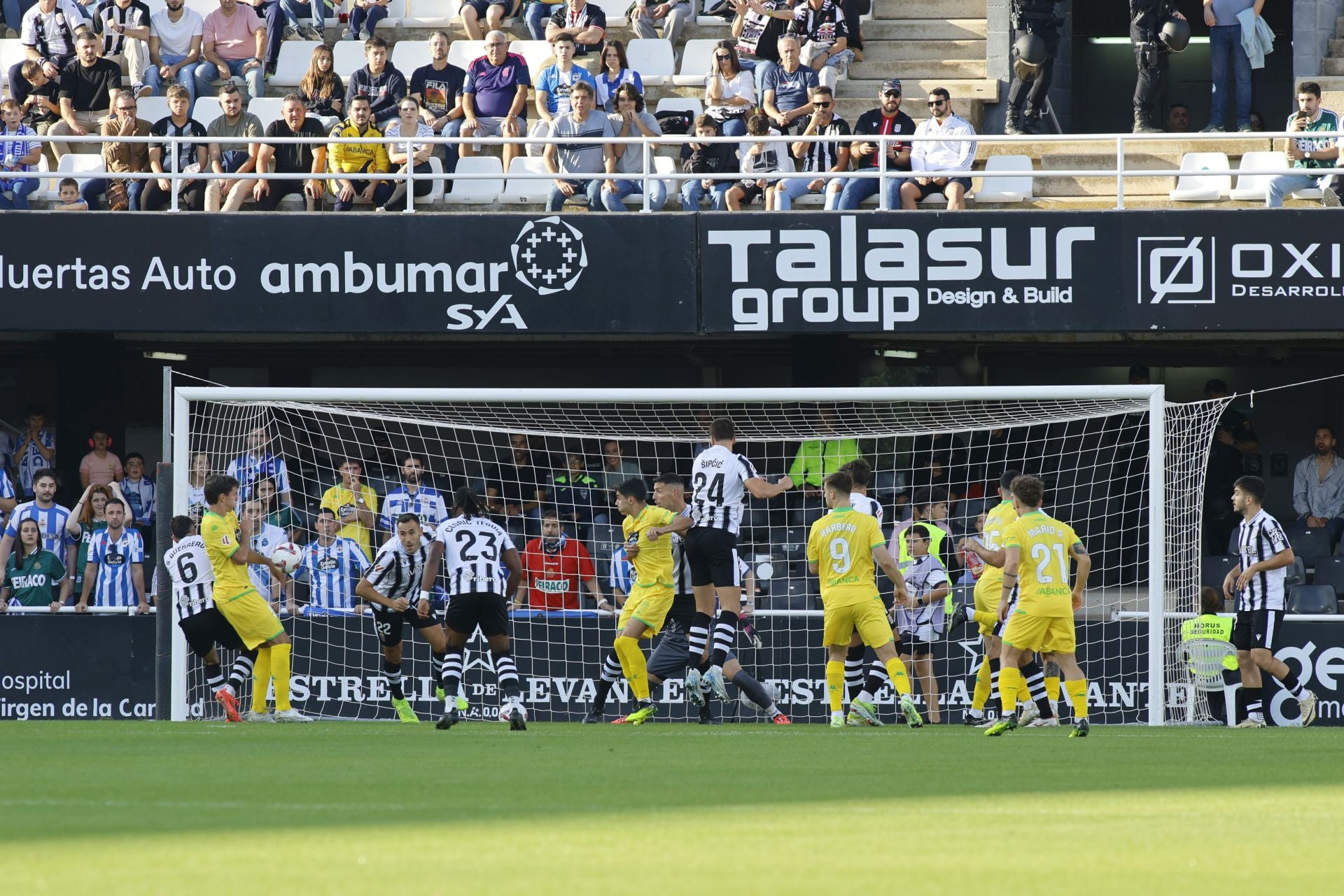 La derrota del Cartagena frente al Deportivo, en imágenes