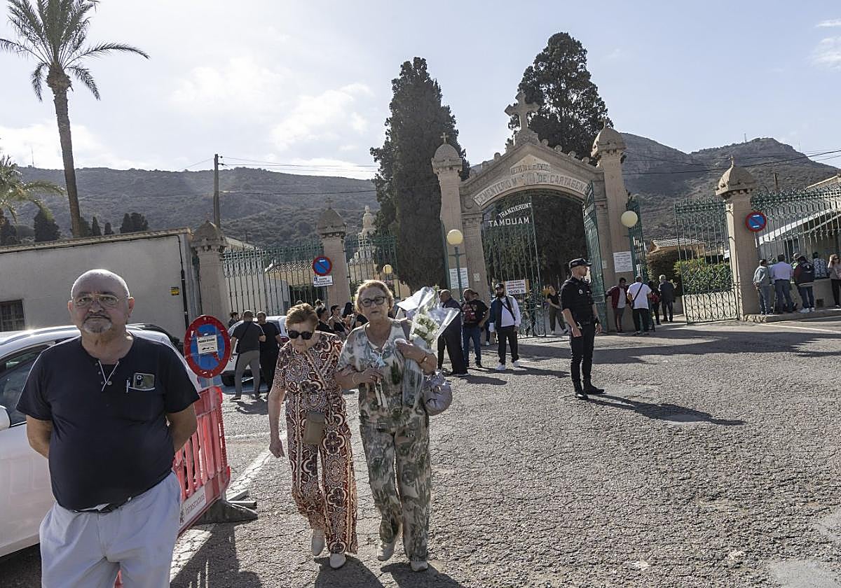 Vecinos acceden al cementerio de Nuestra Señora de los Remedios.