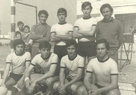 Sebastián Romá (segundo por la derecha en la fila superior), junto a Blaya, en un partido de balonmano.