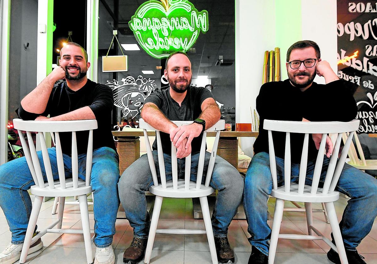 Isaac Alcántara, David Omar Sáez y Juan Jesús Botí, durante el encuentro con LA VERDAD en Manzana Verde, en Ronda Sur.