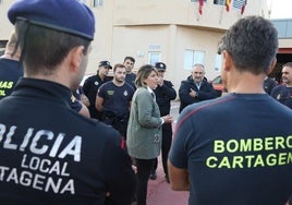 La alcaldesa, Noelia Arroyo, y el concejal de Seguridad Ciudadana, José Ramón Llorca, despiden al equipo de emergencias que ayudará en las labores de rescate de Alzira.