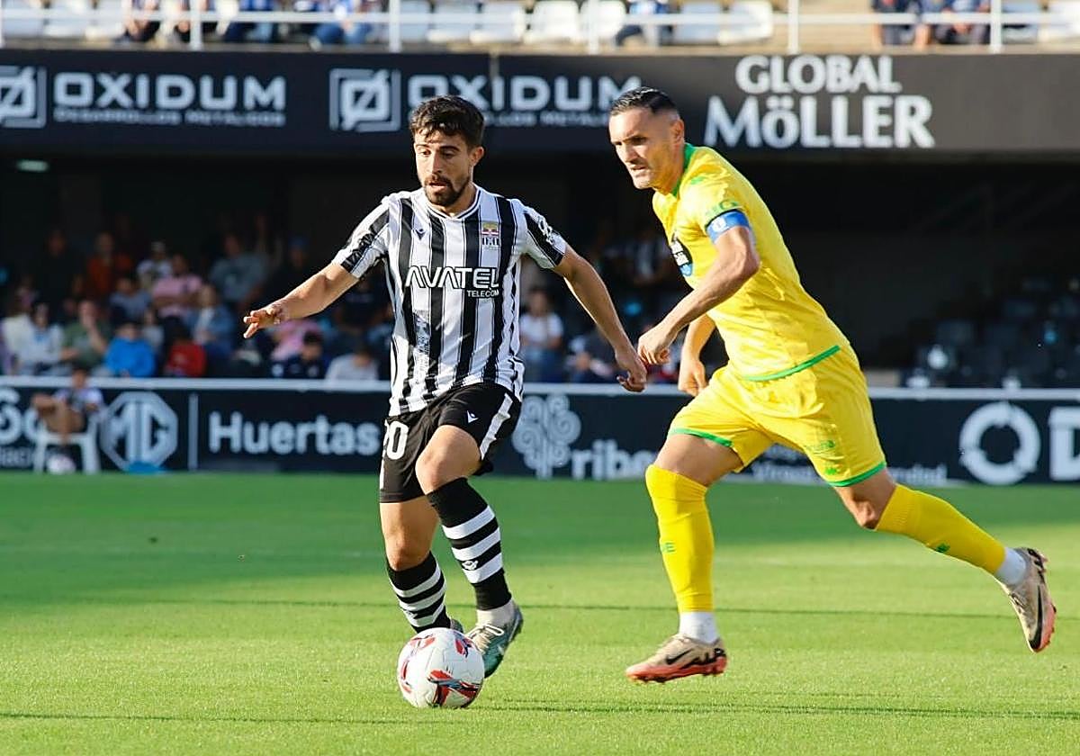 Jairo controla el balón ante la presión de Lucas Pérez.