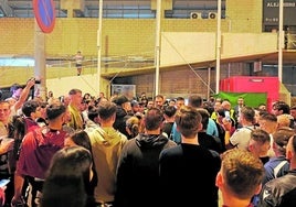 Cientos de aficionados del Cartagena rodean a los capitanes Musto, Alcalá y Verdú, este sábado, en la explanada del estadio Cartagonova.