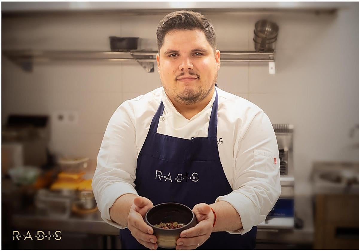 El cocinero Juan José Mesa León en su restaurante.