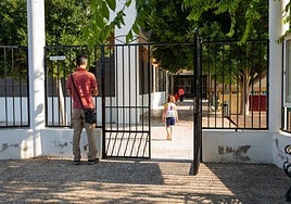 Un padre deja a su hijo en el colegio de La Murada.