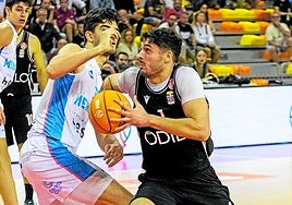 Asier González se adentra hacia la pintura frente al Menorca.