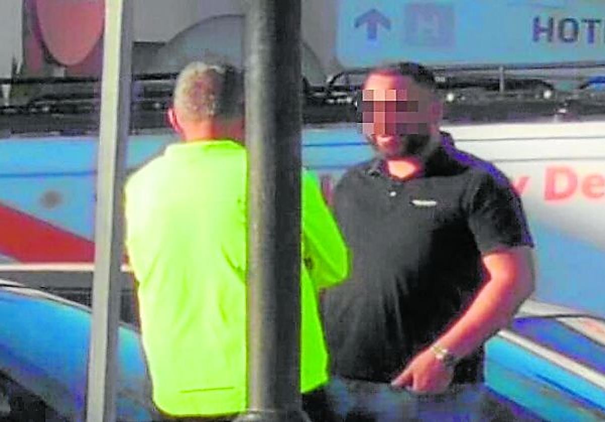 Uno de los encuentros que la Policía vigilaba entre el inspector J.G. (de espaldas) y el investigado Pedro M.