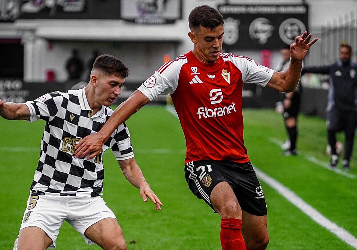 Cadete protege el esférico.