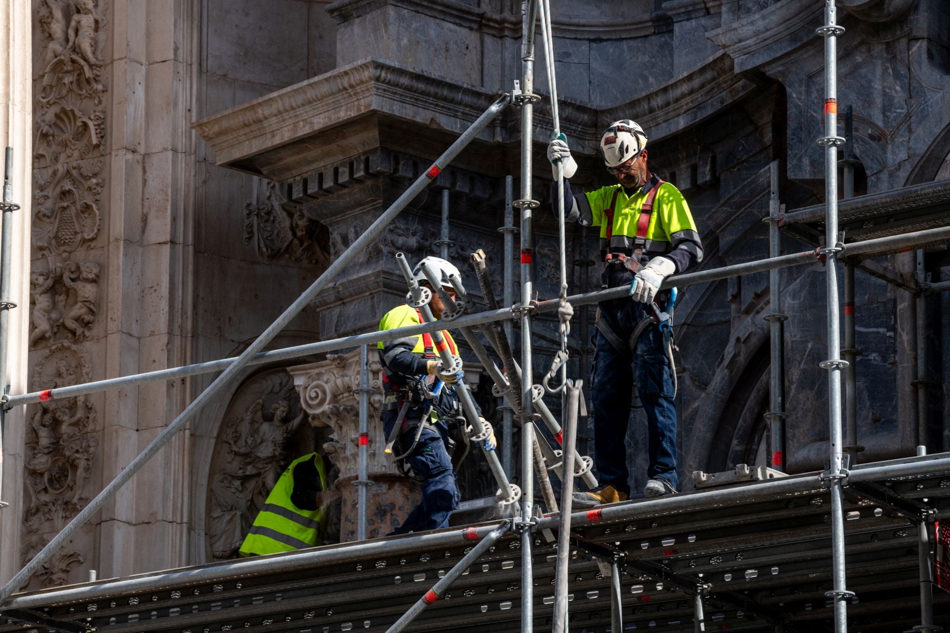 La retirada del andamio de la Catedral de Murcia, en imágenes