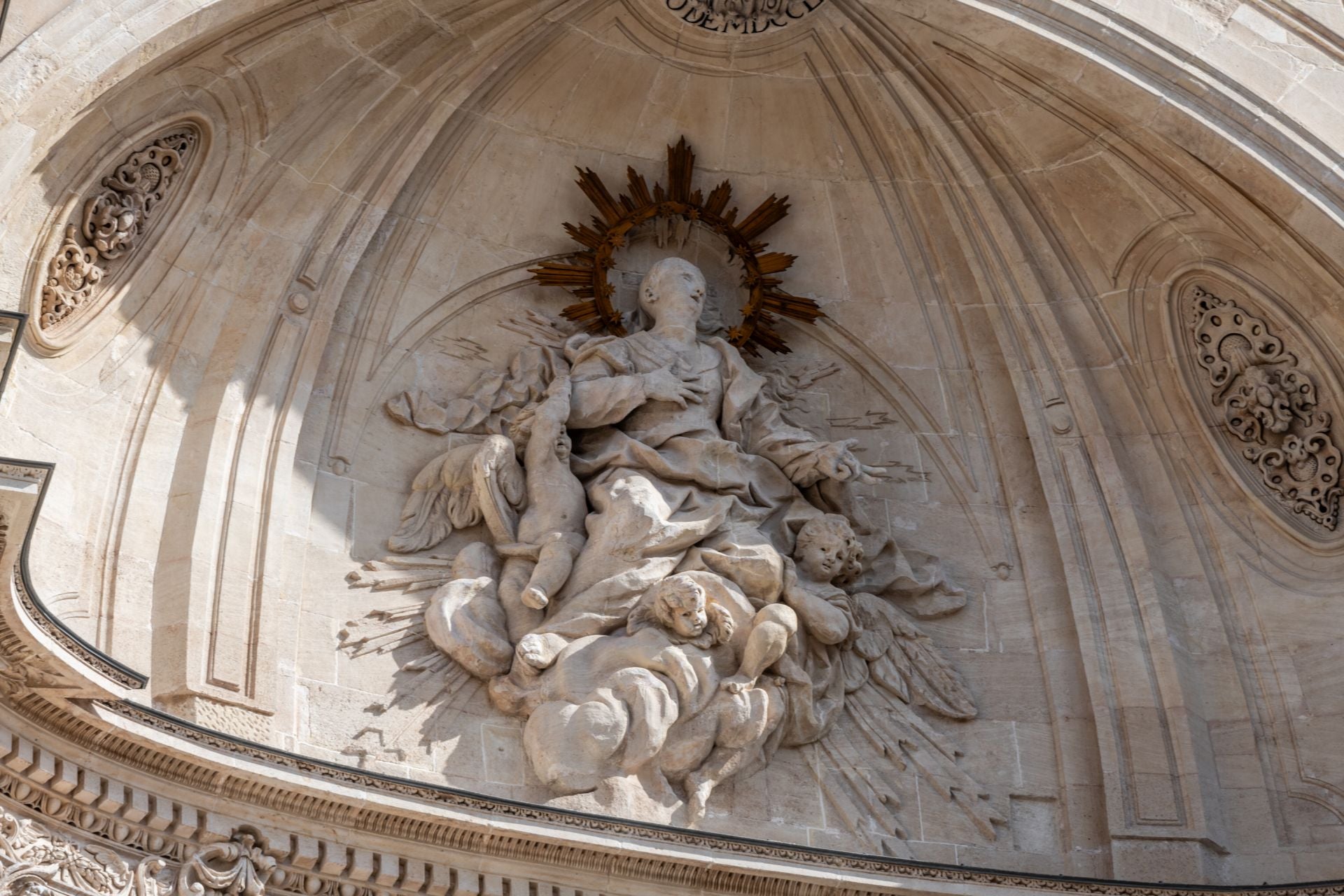 La retirada del andamio de la Catedral de Murcia, en imágenes