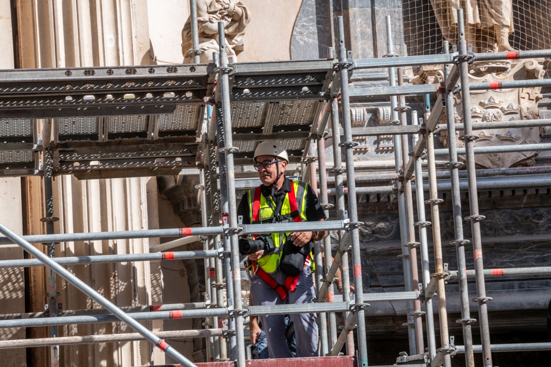 La retirada del andamio de la Catedral de Murcia, en imágenes