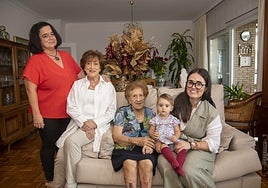 Belén González (nieta), JeroMarín (hija), Vicenta Hernández, CarlaGarcía (tataranieta) y Eva López (bisnieta),en la casa familiar.