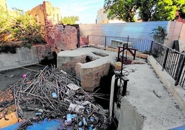 Cañas y basura acumuladas en la acequia mayor de Barreras a su paso por el molino de Oliver, en la pedanía de Aljucer.