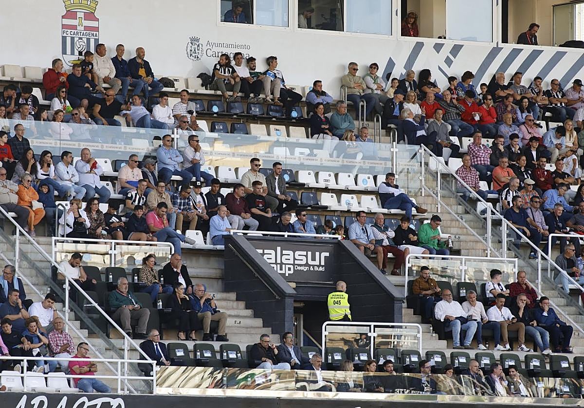Imagen general del palco de autoridades del estadio Cartagonova, el pasado sábado, en la goleada del Deportivo de la Coruña (1-5).