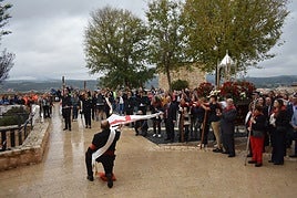 El capitán hace rodar la bandera en honor a la Santísima Cruz de Abanilla
