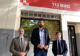 Visita de José Ángel Antelo (centro) al Centro del Coordinación de Emergencias, en Murcia.