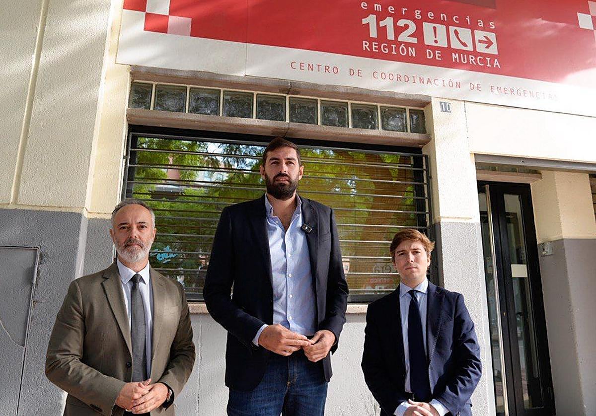 Visita de José Ángel Antelo (centro) al Centro del Coordinación de Emergencias, en Murcia.