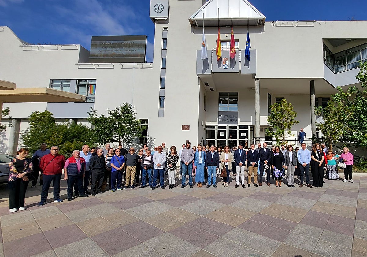 El alcalde, acompañado por concejales, trabajadores municipales y vecinos del municipio.