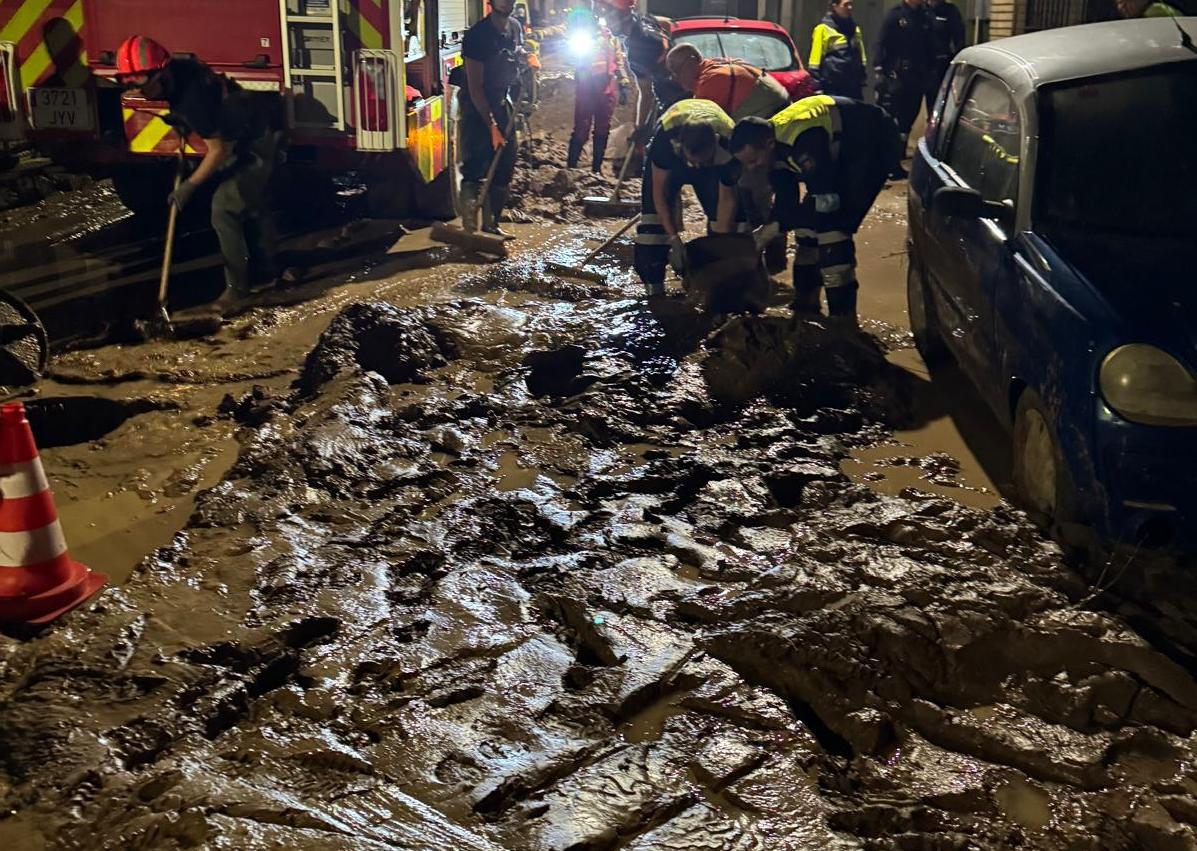 Imagen secundaria 1 - Policías locales de Murcia, en uno los focos de la DANA en Valencia: «Nos abruma el agradecimiento»