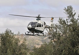 Un helicóptero de la Guardia Civil que participa en el dispositivo de búsqueda de los desaparecidos.