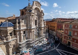 Los operarios desmontando, este lunes, el andamio de la Catedral de Murcia.