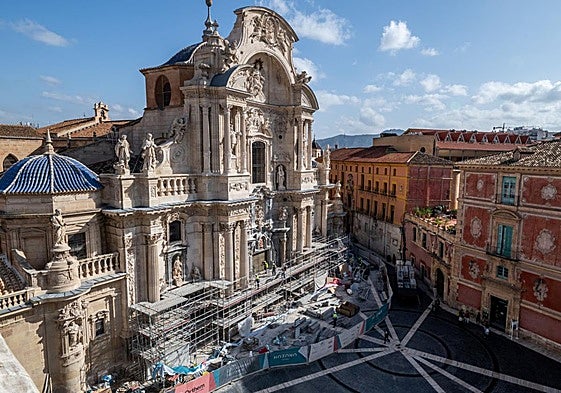 Los operarios desmontando, este lunes, el andamio de la Catedral de Murcia.