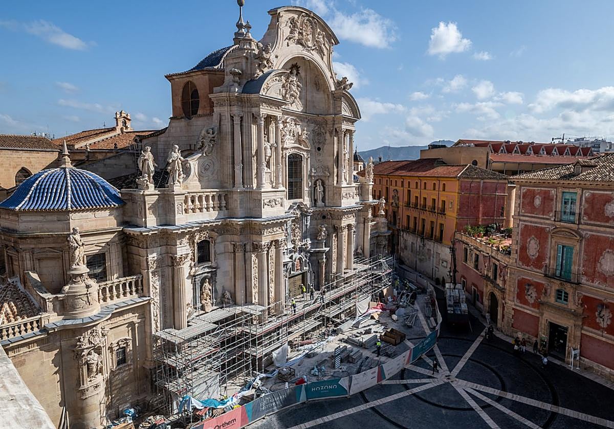 Los operarios desmontando, este lunes, el andamio de la Catedral de Murcia.