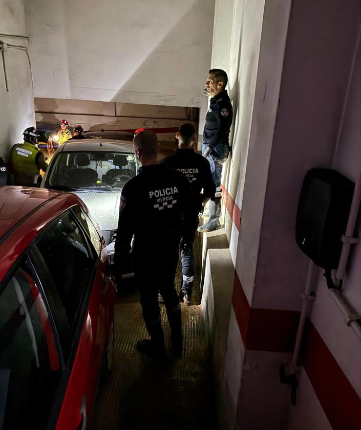 Imagen secundaria 2 - Policías locales de Murcia, en uno los focos de la DANA en Valencia: «Nos abruma el agradecimiento»