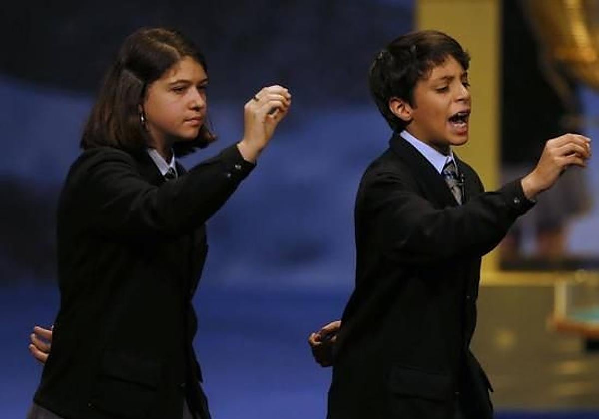 Dos niños del colegio de San Ildefonso de Madrid cantan un premio en el sorteo de la Lotería de Navidad