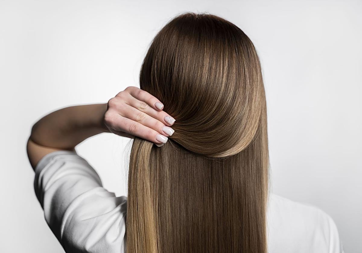 Balayage invertido: la nueva tendencia capilar perfecta para camuflar las canas.