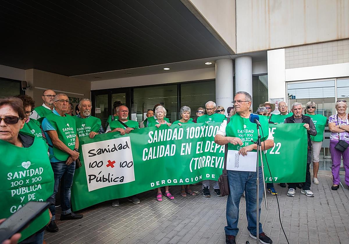 Imagen principal - Concentración de la Plataforma, este martes, a las puertas del hospital de Torrevieja.