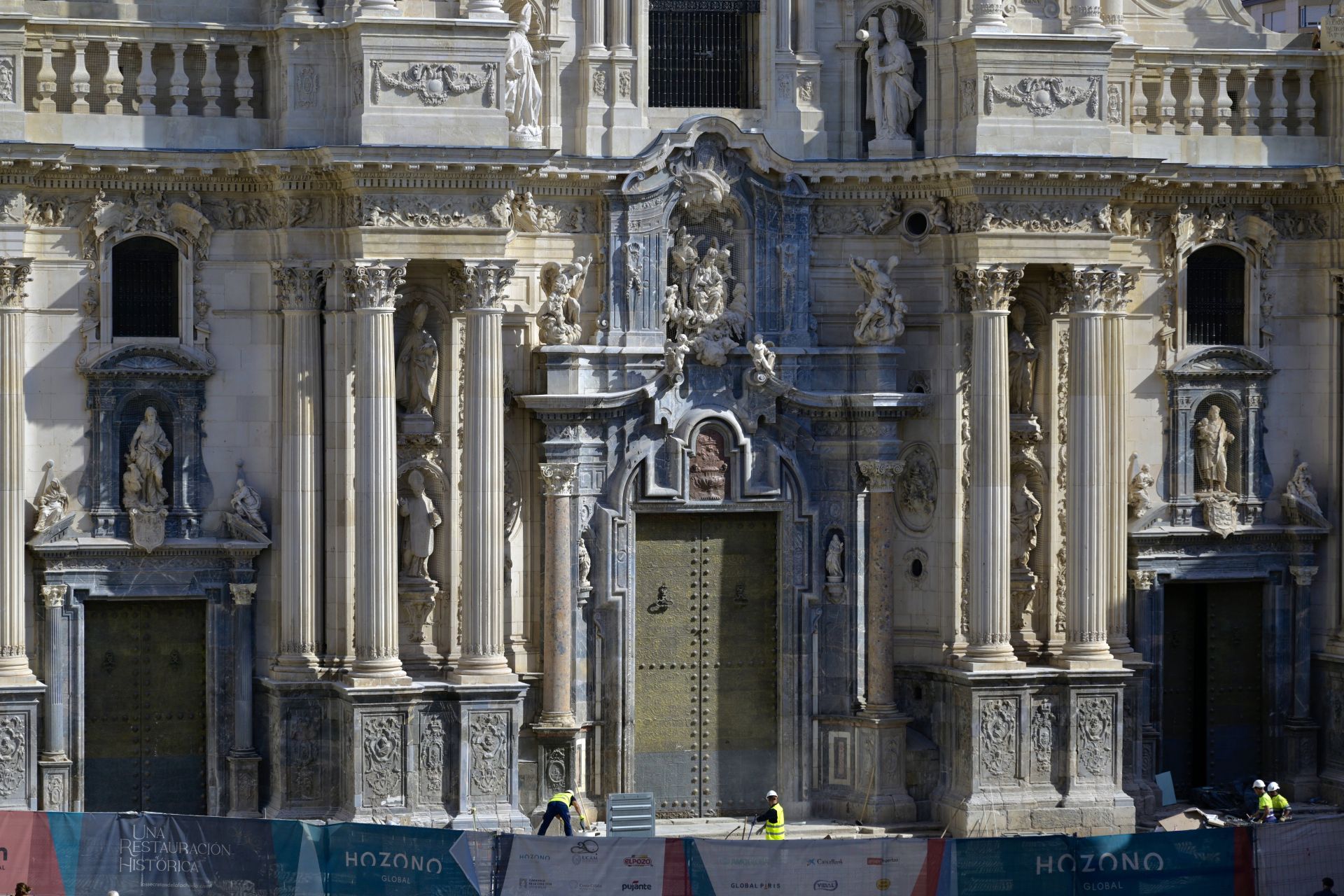 La fachada de la Catedral de Murcia, libre de andamios, en imágenes