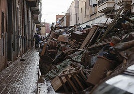 Escombros en una calle en Paterna (Valencia).