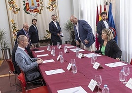 Mathieu Kessler y Noelia Arroyo sentados frente a frente, en una sala del Palacio Consistorial.