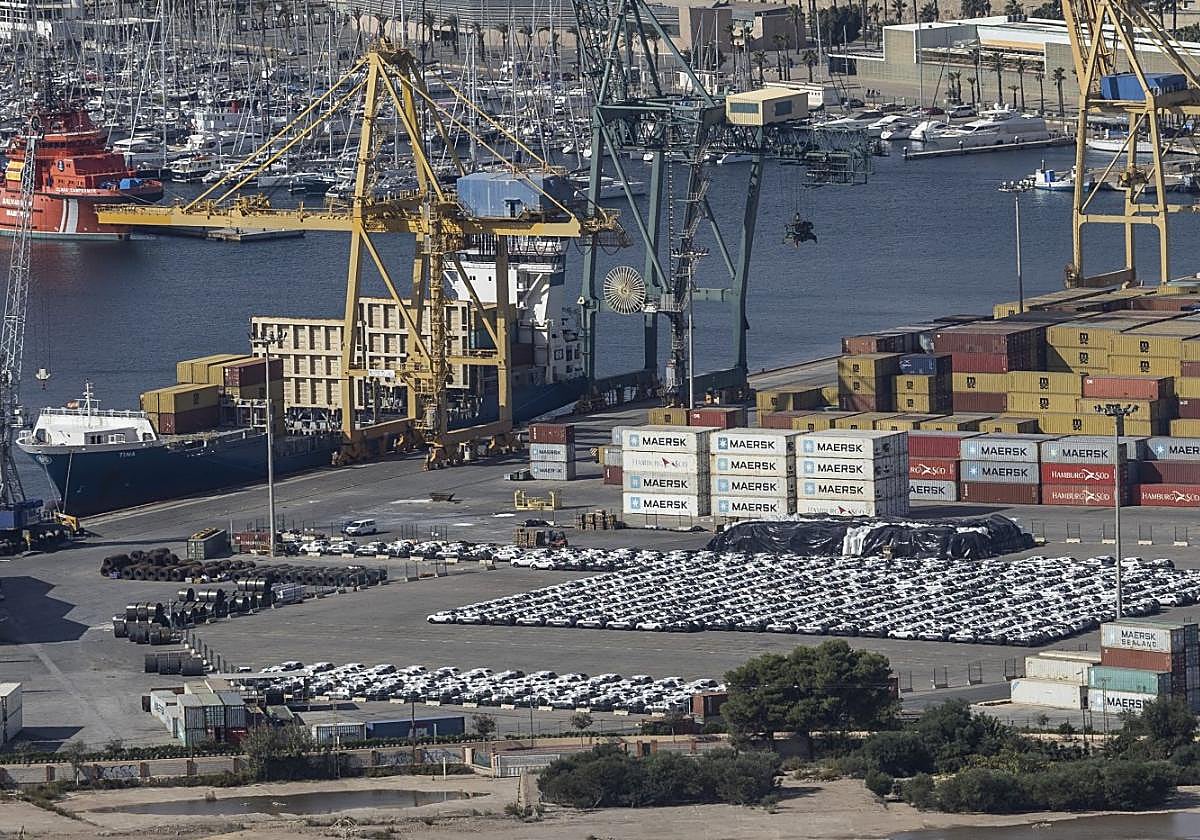 Los coches aparcados en el muelle de Santa Lucía a la espera de su salida.