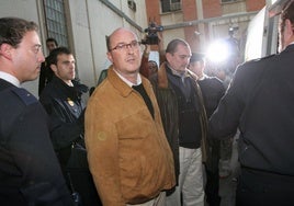 Juan Escudero y Mariano Ayuso, en su traslado al juzgado tras ser detenidos en enero de 2008.