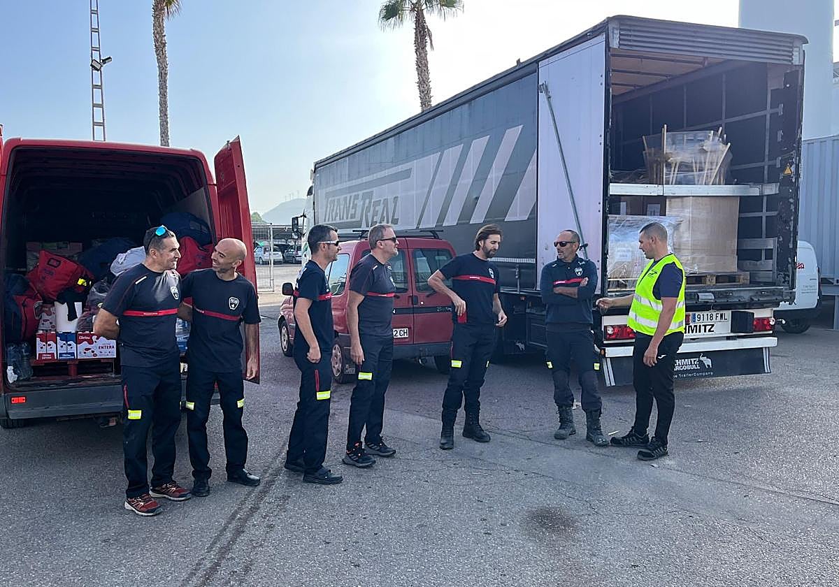 Bomberos de Cieza parten hacia Valencia con un tráiler repleto de material de limpieza.