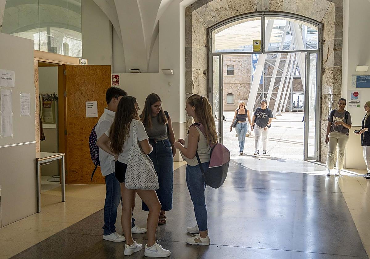 Alumnos en la UPCT en una imagen de archivo.