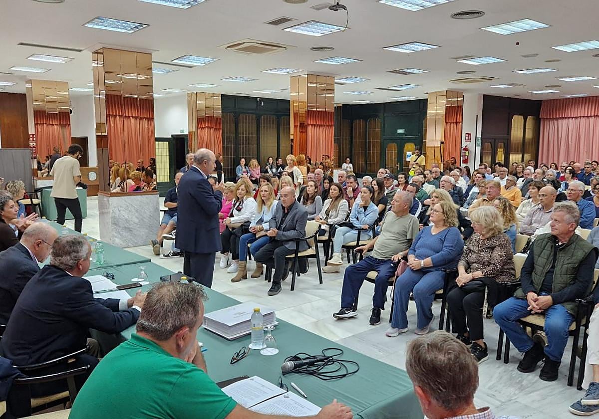 Luis Cabello se dirige a los vecinos de La Manga, en el Hotel Cavanna.
