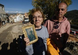 María Dolores Rivera, concejala de Letur, muestra la fotografía de su madre, que recogió ayer de su vivienda del caso antiguo, junto a su sobrino Fernando Rivero.