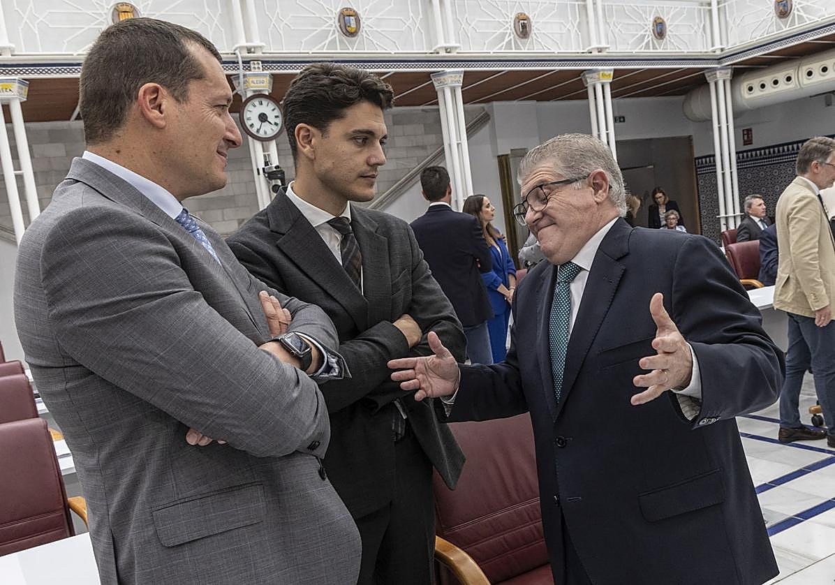 José Vélez, a la derecha, junto a los diputados socialistas Manuel Sevilla y Juan Andrés Torres, antes de arrancar el Pleno de la tarde en la Asamblea Regional ayer.