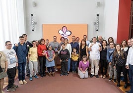 Foto de familia de premiados, autoridades y miembros de Asido en el Palacio Consistorial.