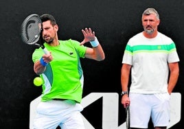 Goran Ivanisevic observa cómo Djokovic golpea la bola en un entrenamiento, antes de separar sus caminos.