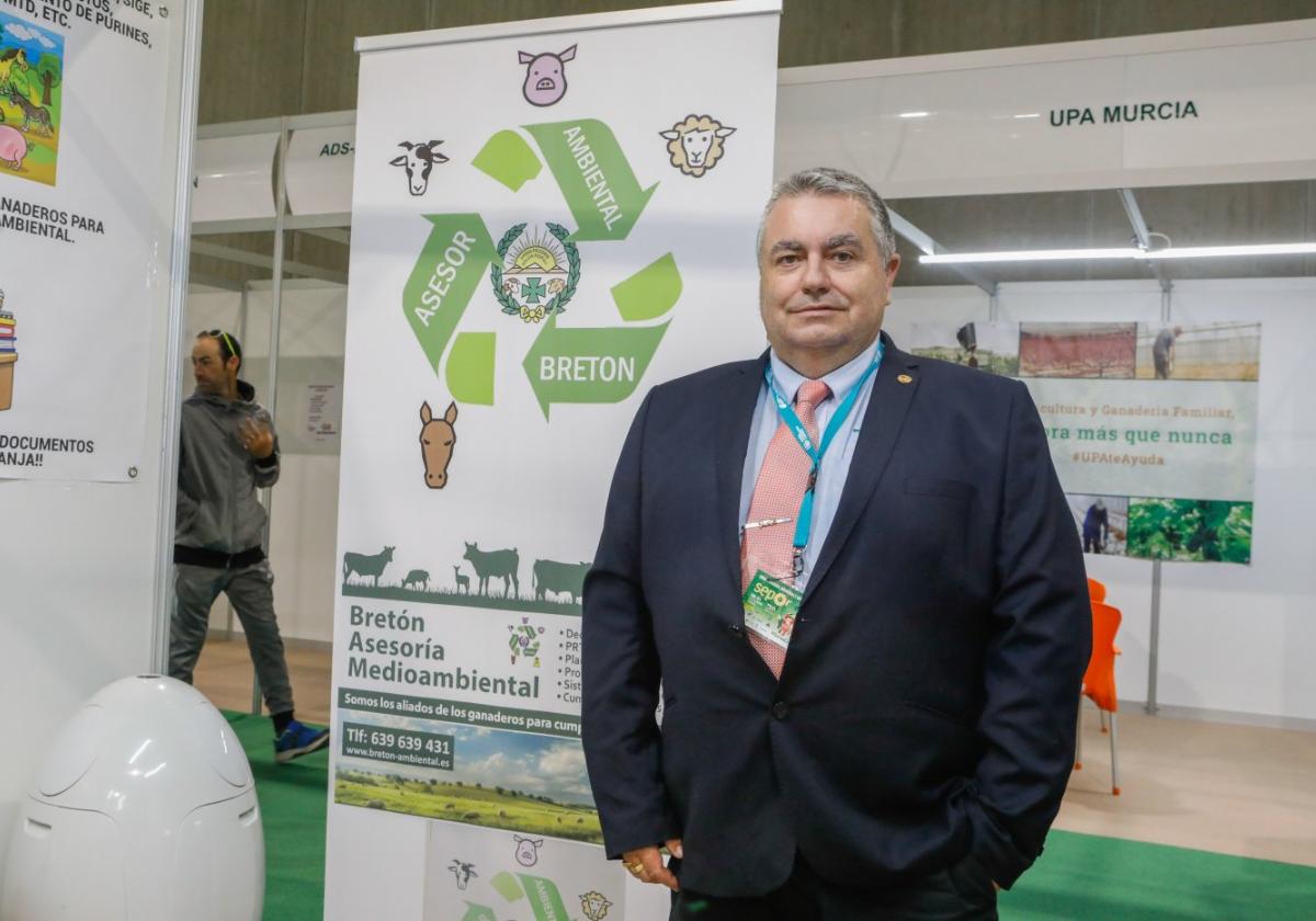 El veterinario Jorge Bretón, en el estand de Bretón Ambiental en la feria Sepor.